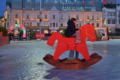 Площадь Владивостока превратилась в каток к открытию городка