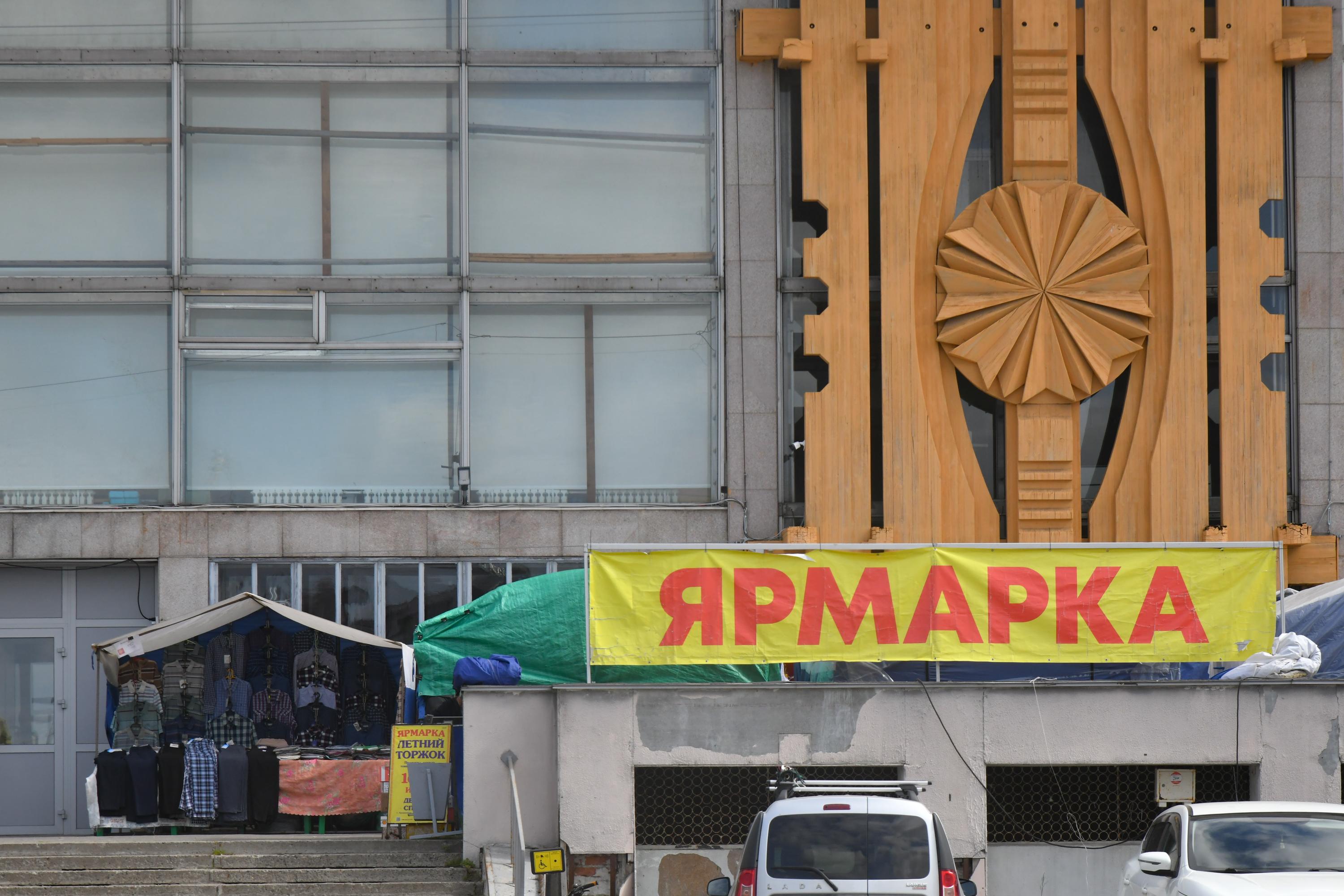 На улице в центре Архангельска проходит ярмарка: что там продают
