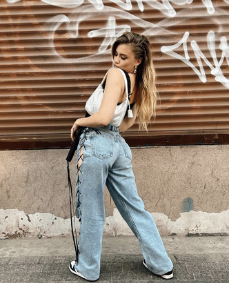 Сексуальный корсет и джинсы со шнуровкой: Катя Адушкина показала новый стильный образ