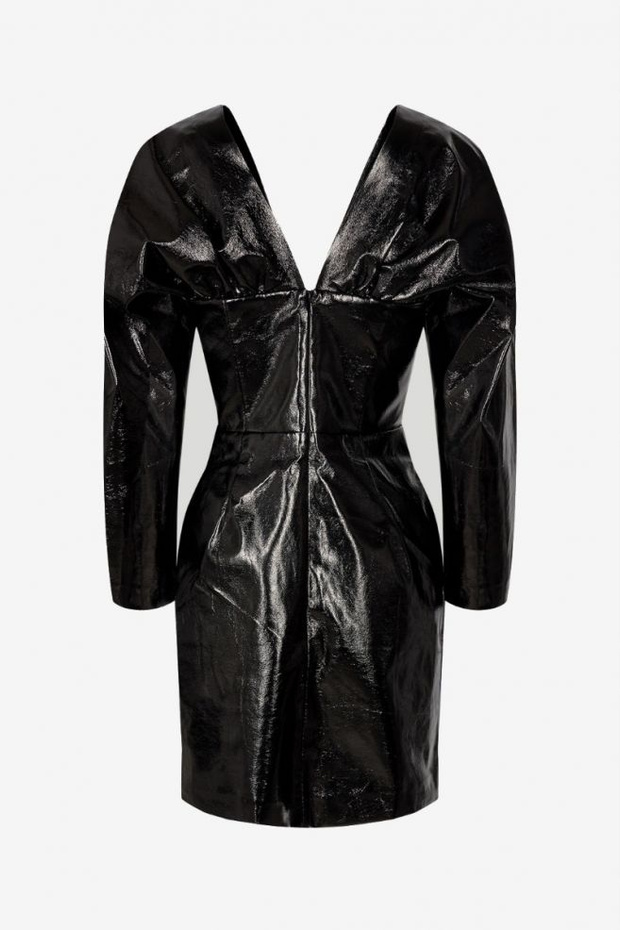 Где найти безупречное черное платье для новогодней вечеринки, как у стилиста Эмили Синдлев?