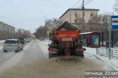 Гололед в Якутске: машины буксуют, мэрия отчитывается о чистке