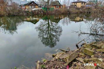 Здесь, видимо, был пирс какой-то | Источник: Булат Салихов / UFA1.RU