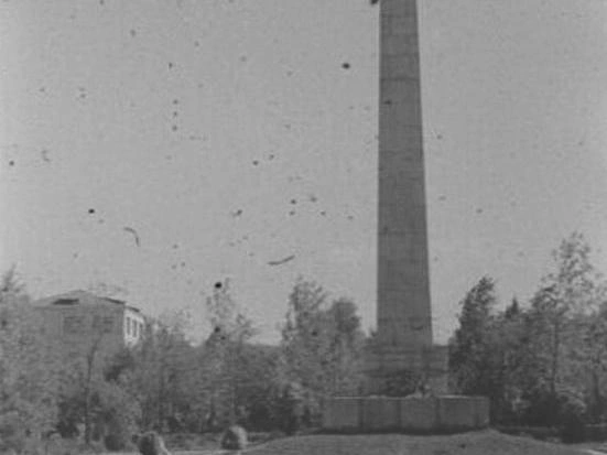 Площадь Коммунаров с памятным обелиском и вечным огнем. | Источник: читатель E1.RU