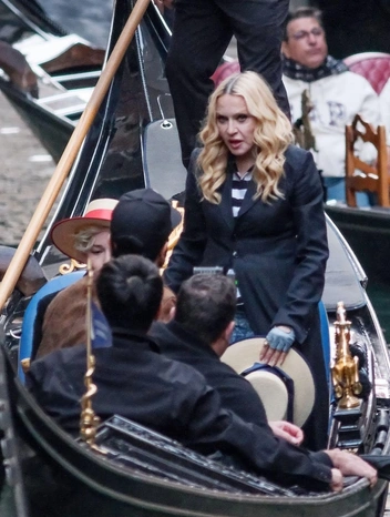 Мадонна и Джулия Гарнер на съемках «Киностудии».