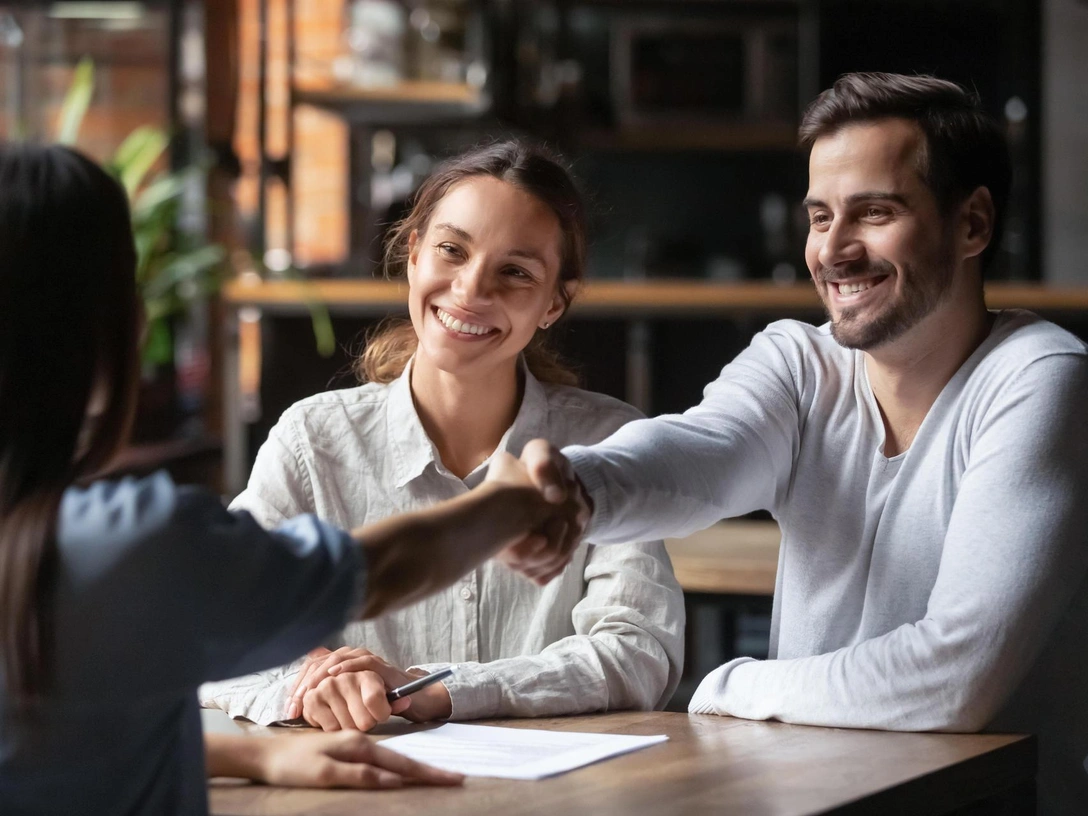 Вредная привычка, которая выдает в вас недружелюбного человека при знакомстве — а вы так делаете? | marieclaire.ru