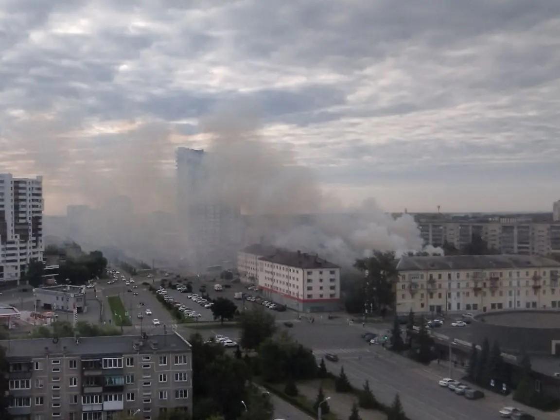 Над центром Челябинска поднялся большой столб дыма — фото