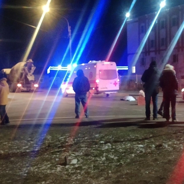 Бетономешалка сбила пешехода на юге Петербурга. На дороге — накрытое тело | Источник: Пушкин&nbsp;— Царское Село | Павловск