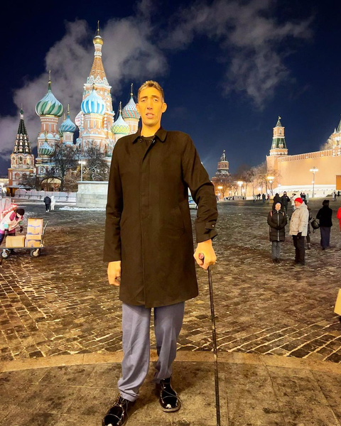 Фото №2 - Самый высокий человек в мире приехал в Москву искать жену