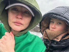 Пересильд плакала, Галич обещала помочь деньгами: звезды посетили мемориал у «Крокуса»