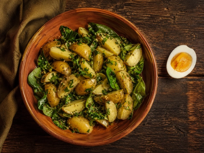 Щавель добавляет теплым овощам яркую кислинку и делает вкус более живым | Источник: GPT