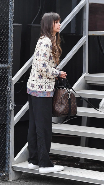 На заметку: Нина Добрев показала, как стильно одеваться в аэропорт и выглядеть превосходно | marieclaire.ru