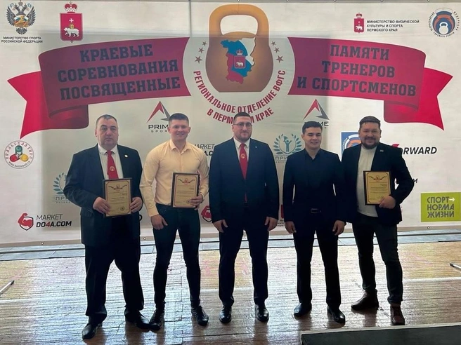 Депутат Пермской городской думы Николай Гилёв с организаторами соревнований по гиревому спорту  | Источник: Николай Гилёв