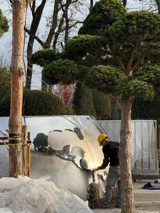 Рабочие трудятся над установкой земного шара | Источник: Японский Сад. Краснодар / T.me