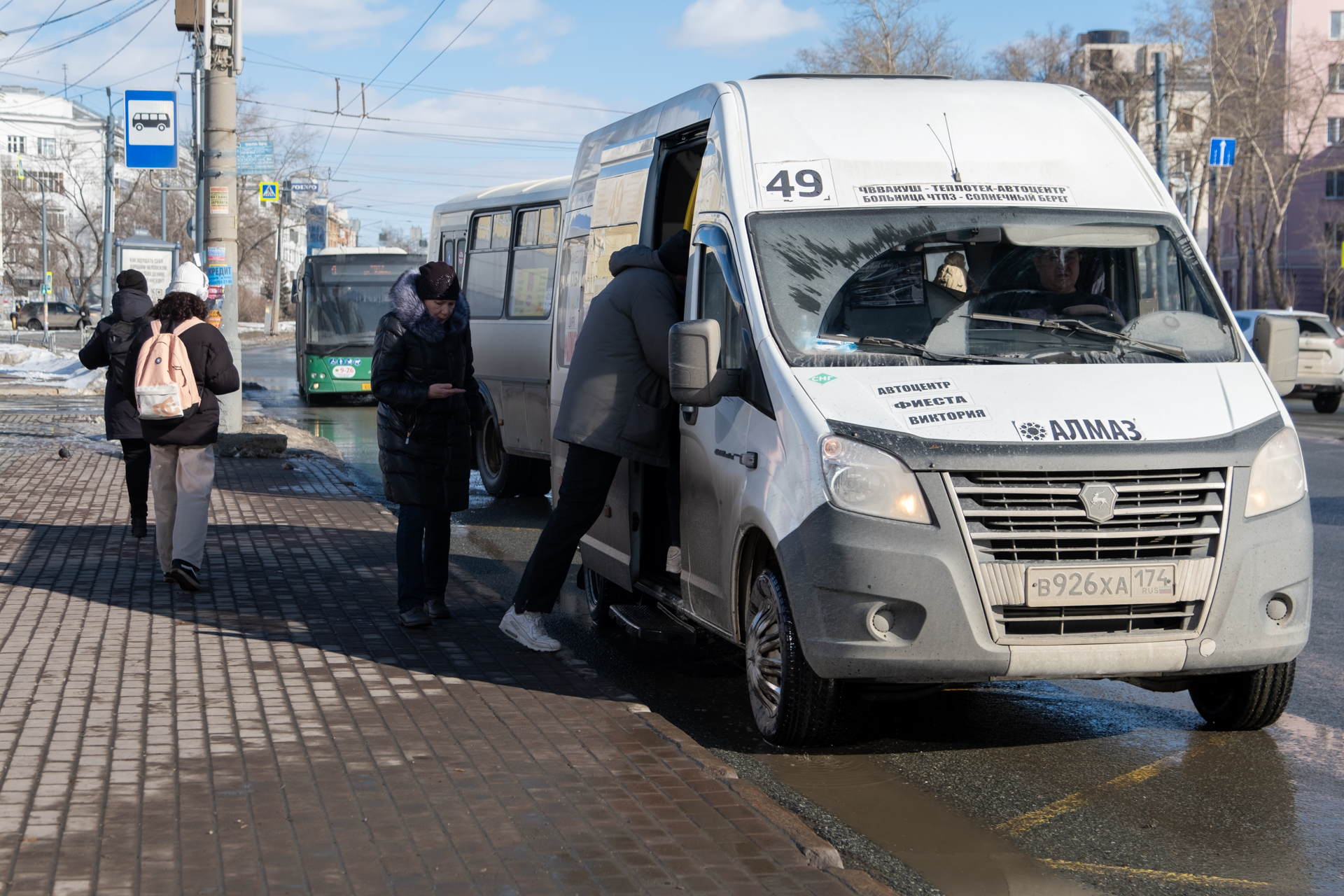 «Не у всех есть машины!» В Челябинске отменят две маршрутки, которые ходят через весь город