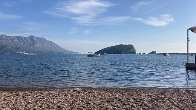 Люди продолжали купаться в море даже в октябре | Источник: Антон Семиделов