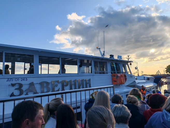 Теплоход «Петр Завернин» вмещает около 200 пассажиров | Источник: Будрина Яна