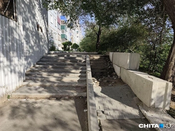 На месте пандуса «проявилась» лестница | Источник: очевидец