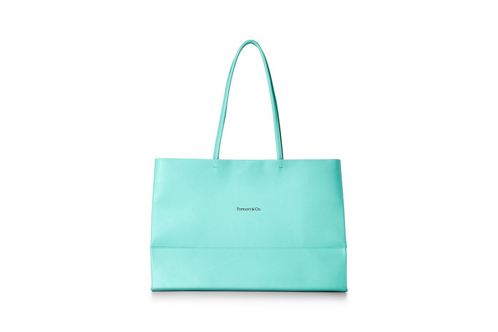 «Пакет возьмете?»: Tiffany & Co. превратили свои легендарные бумажные пакеты в сумки