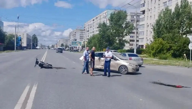 Водитель иномарки поворачивал налево и не заметил питбайкера | Источник: «Госавтоинспекция Омской области» / Max.com