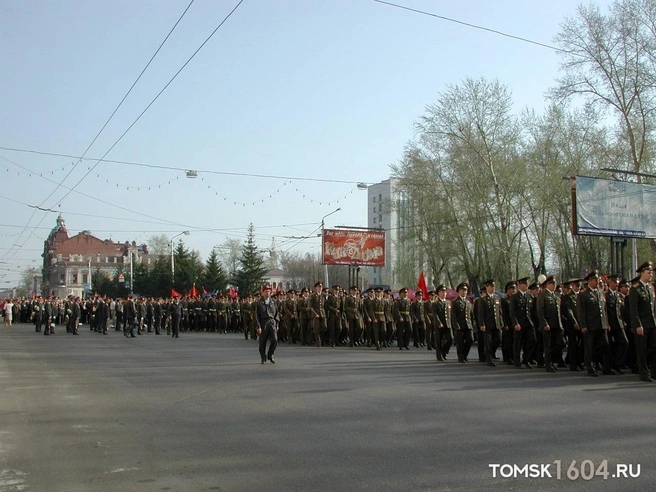 А это уже полноценный Парад Победы на проспекте Ленина в Томске 9 мая 2001 года  | Источник: «Град над Томью | История Томска» / vk.com / Роман Петрушин
