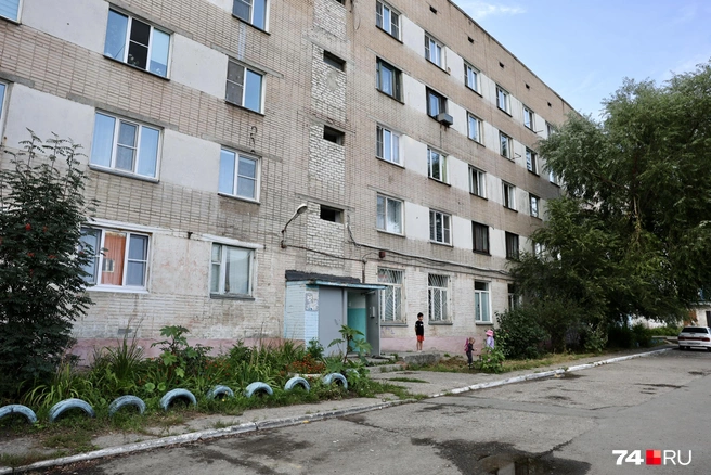 Это дом на Танкистов, 179, где, согласно ориентировке силовиков, было совершено убийство. Судя по всему, бывшее общежитие, а через забор расположен Тракторозаводский районный суд | Источник: Михаил Шилкин