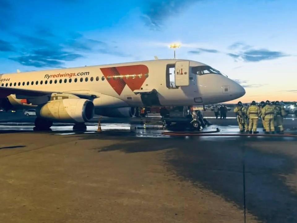 В Кольцово во время подготовки к полету задымился самолет