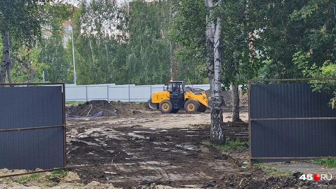 Сейчас на площадке работает техника | Источник: Дарья Никитченко / 45.RU