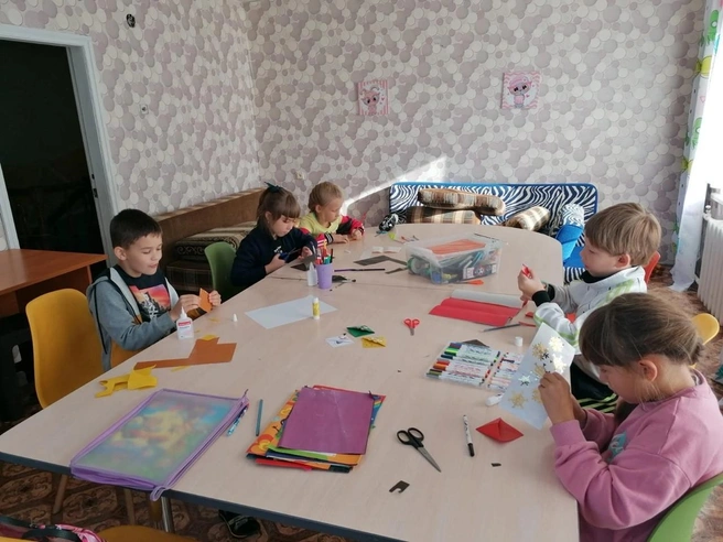 В продленке ребята отдыхают, занимаются творчеством, делают уроки и весело проводят время | Источник: «Кеды»