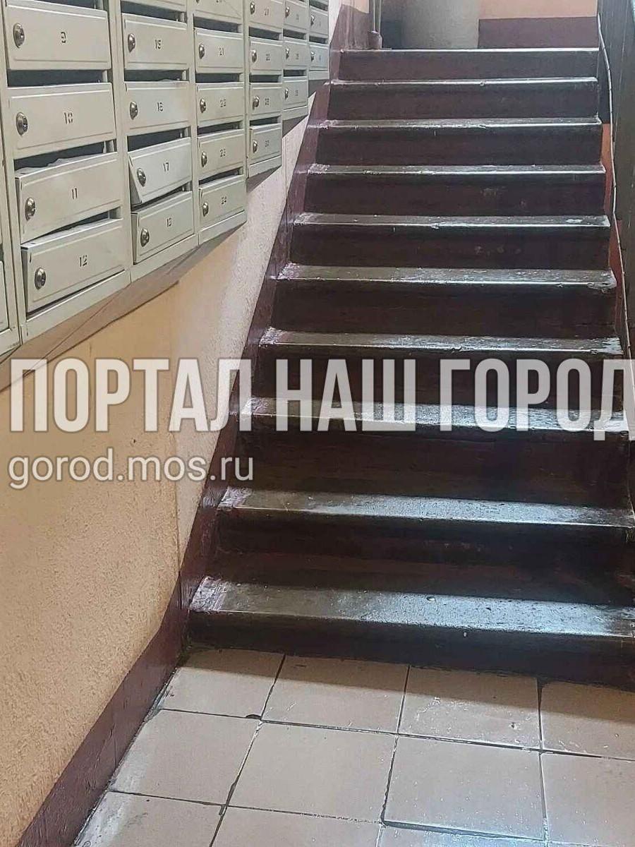 Подъезд до уборки и после | Источник: gorod.mos.ru