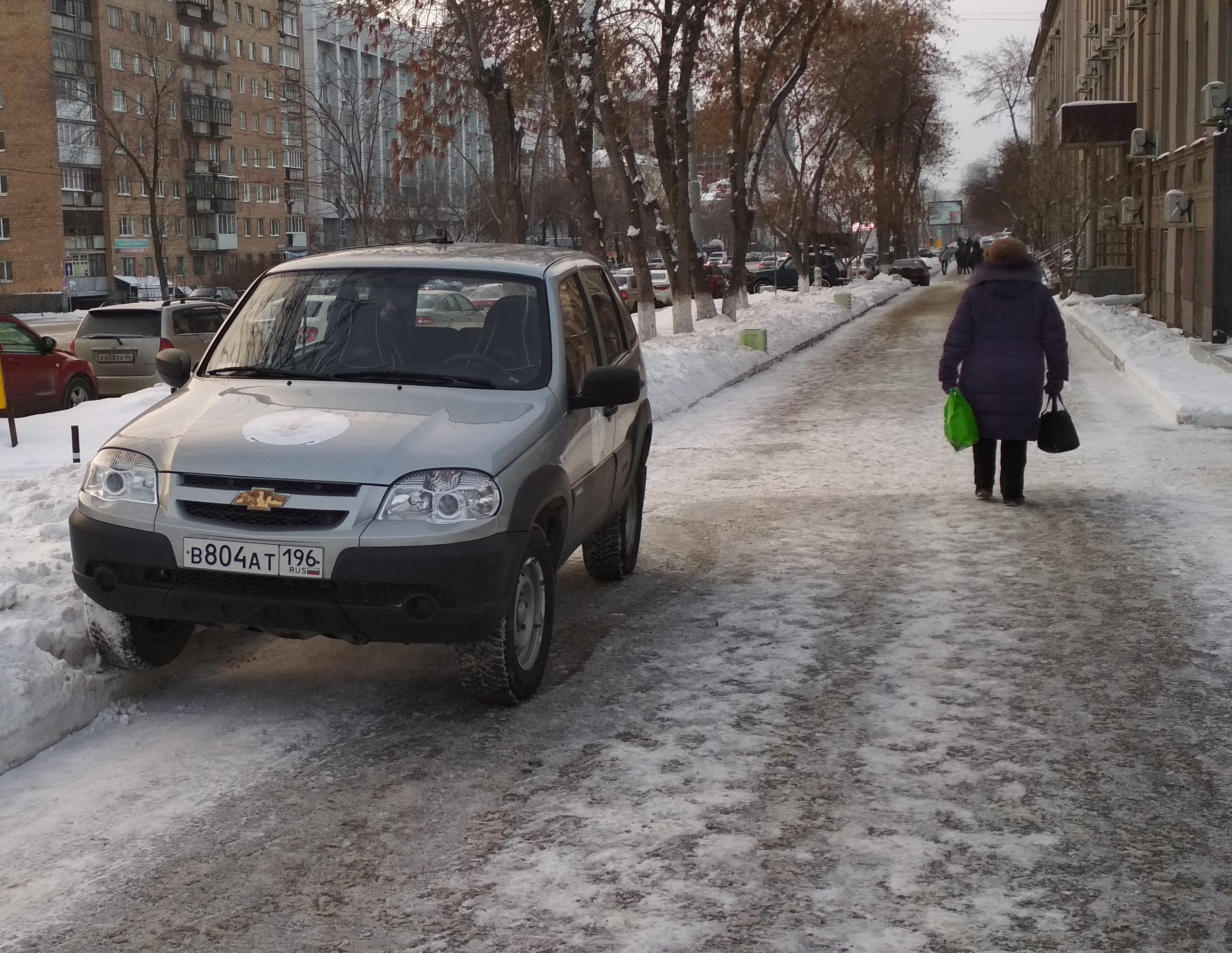 Я паркуюсь как...»: наглые захваты тротуаров и вежливая записка под стеклом  - 30 января 2019 - Е1.ру