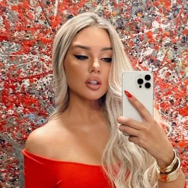 Без ретуши, с прыщами и вторым подбородком: Седокова, Ивлеева поддержали тренд в Сети «для всех красотка, а дома — уродка»