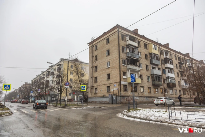 Сейчас дом уже давно стал пристанищем для мародеров и бродяг | Источник: Константин Завриков / V1.RU