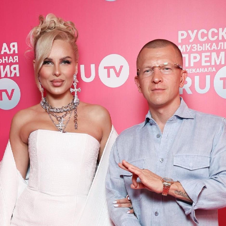 Тысяча алых роз и сумка Hermes за 5 миллионов: Ханна и Пашу отметили 10 лет со дня свадьбы