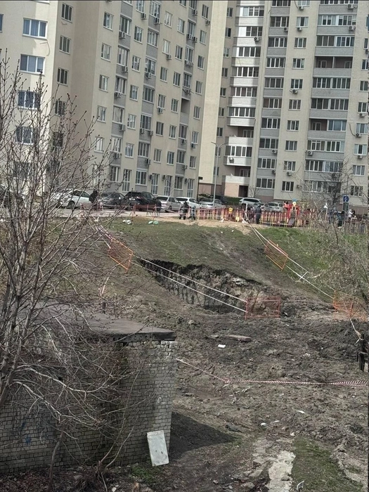 Эти ограждения может сломать порыв ветра | Источник: Юлия Васильева / «ВКонтакте» / Vk.com