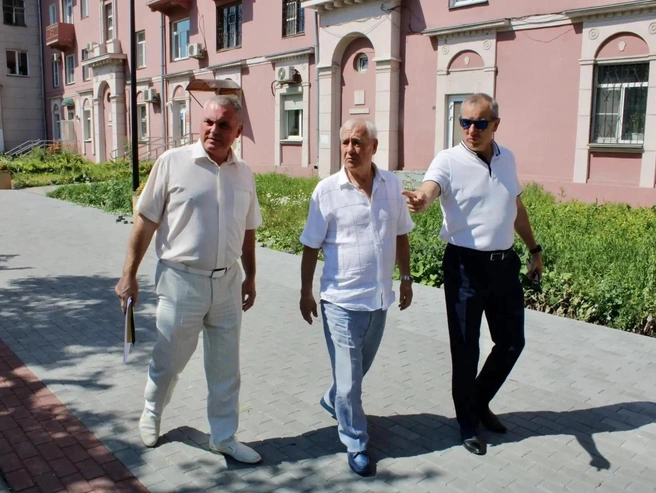 На фото Евгений Петров (слева) с Владиславом Макаровым (справа). Петров координировал проект «Городская среда» в Советском районе. | Источник: ZOVетское МО Партии «ЕДИНАЯ РОССИЯ» / Vk.com