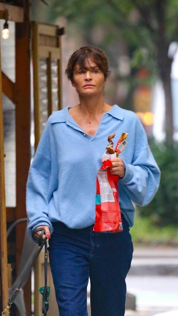 Хелена Кристенсен нашла оттенок, который молодит всех женщин — срочно добавьте его в гардероб | marieclaire.ru