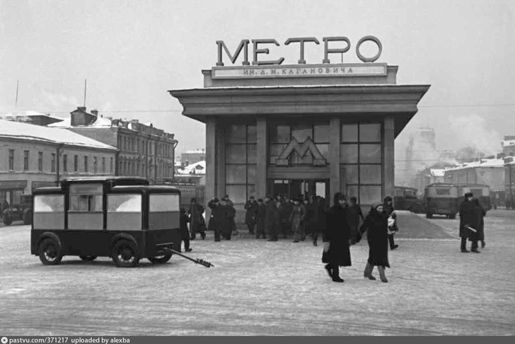 Снесенный в конце 1930-х вестибюль станции «Смоленская» | Источник: Эммануил Евзерихин via pastvu.com
