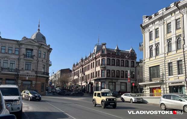 Дорога между улицами Светланской и Алеутской. Можно оценить, какими узкими были дороги в 1971 году | Источник: Елена Буйвол / VLADIVOSTOK1.RU