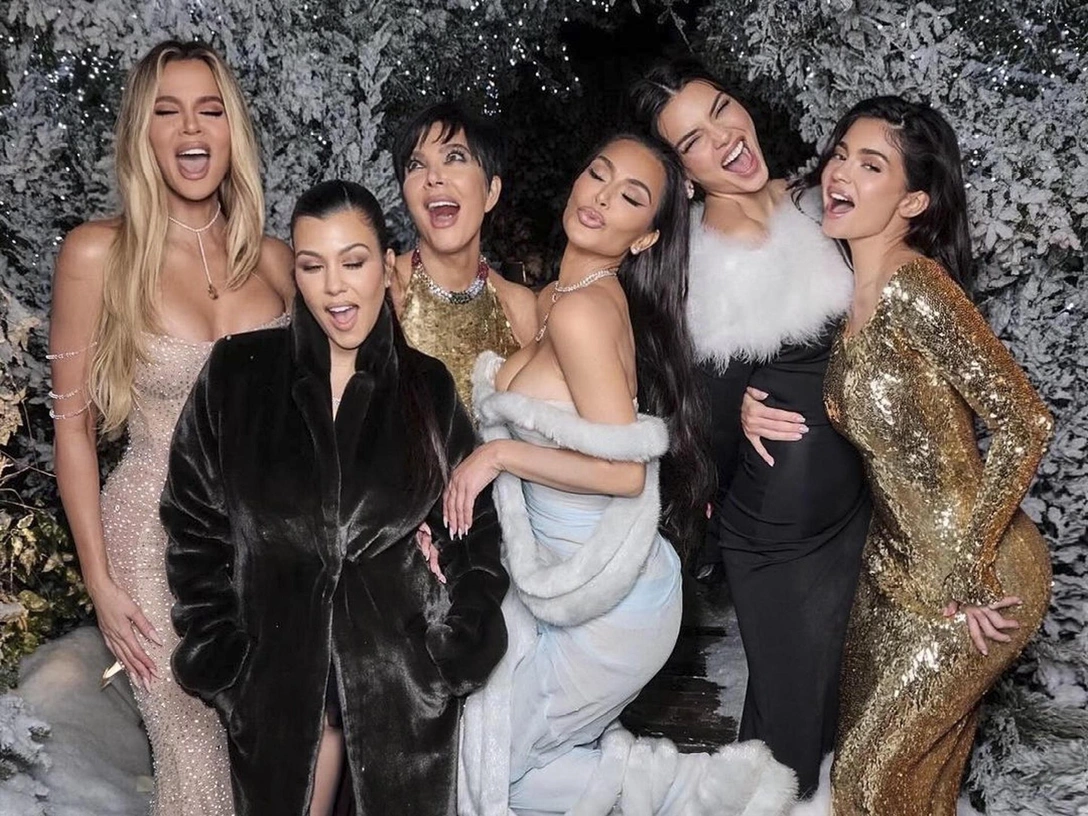 Хлои Кардашьян, Кортни Кардашьян, Крис Дженнер, Кендалл Дженнер и Кайли Дженнер на Рождество-2024 | marieclaire.ru