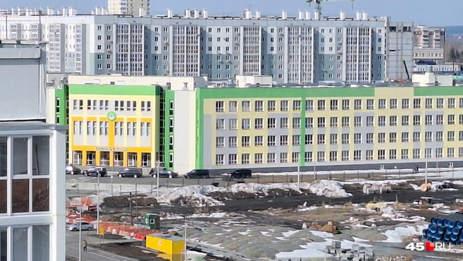 Кортеж Валентины Матвиенко остановился у самого входа в школу № 52 в Заозерном | Источник: Александр Лисихин / 45.RU 