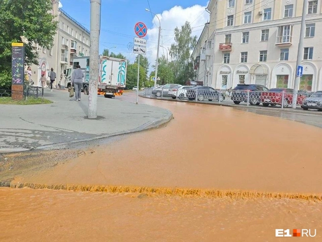 В Екатеринбурге на проспект вылилась коричневая река. Показываем кадры оттуда | Источник: читатель Е1.RU