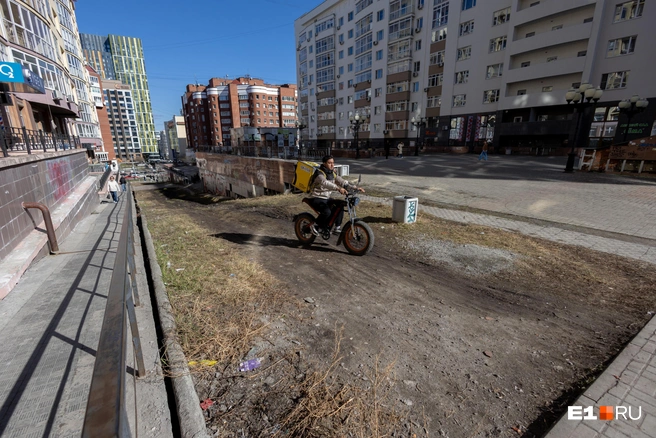 Доставщики на электровелосипедах и самокатах изуродовали газон | Источник: Владислав Лоншаков / E1.RU