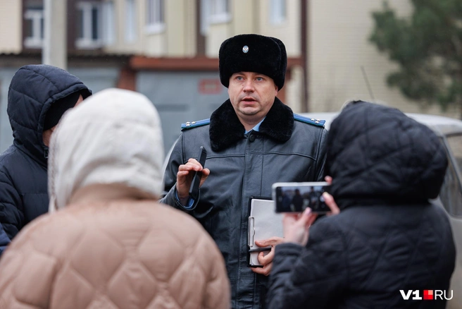 Сегодня на встречу с жителями прокурор Михаил Андреев приехал лично | Источник: Алексей Волхонский / V1.RU