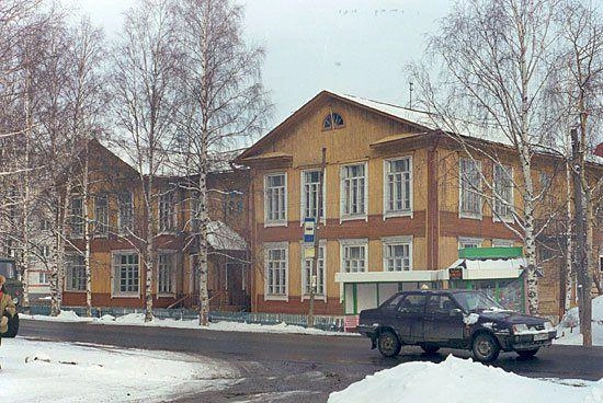 В 90-х вместо ТЦ&nbsp;«Гостиный двор», который сейчас является визитной карточкой города, был частный гуманитарный лицей. Информацию подтвердили жители, учившиеся в нем. По всей видимости, сохранилась только остановка | Источник: Ольга Маховикова / Vk.com