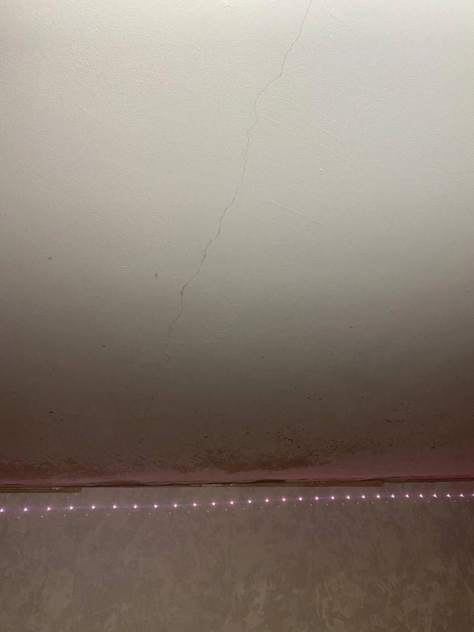 В квартире образовались трещины на потолке | Источник: читательница 72.RU