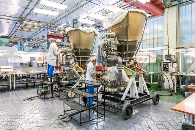 Процесс сборки двигателя РД-273 | Источник: protonpm.ru