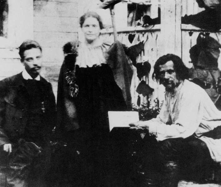 Лу Андреас-Саломе и поэт Райнер Мария Рильке (слева) в гостях в России у поэта Спиридона Дрожжина, 1899 г. | Источник: ARCHIVIO GBB