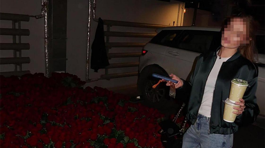 Раскрыта личность девушки, которой подарили тысячи алых роз,&nbsp;&mdash; ей всего 16!