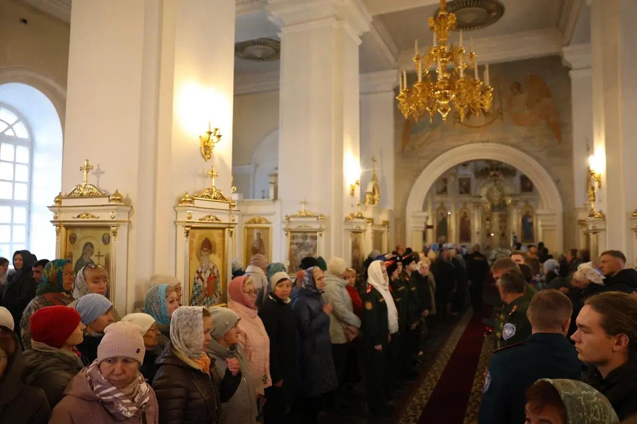 Плачут и обсуждают проблемы: омичи выстроились в огромные очереди, чтобы увидеть Пояс Пресвятой Бог…