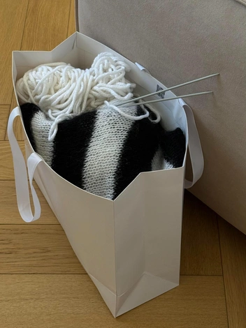 Мария купила шерсть и попросила связать для нее свитер | Источник: Мария Конуперова / Личный архив